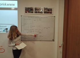 Alumna Capicua haciendo una presentacion